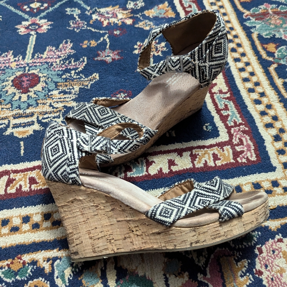 Tom's wedge heels size 9